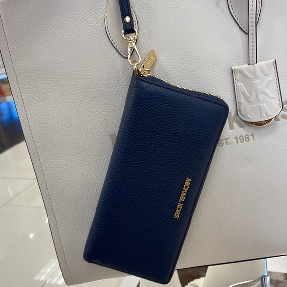 Michael Kors Jet Set Travel Large Travel CONTINENTAL 
Navy - Picture 13 of 16